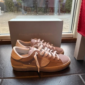 Philippe Model Paris prsx - Säljer dessa extremt fräscha och trendiga skor ifrån Philippe model i storlek 42. Skick 9/10, nypris 2999:- vårt pris 2049:- allt og medföljer. Pris kan diskuteras vid snabb affär. Kom med bud! Vh Trendhörnan shop
