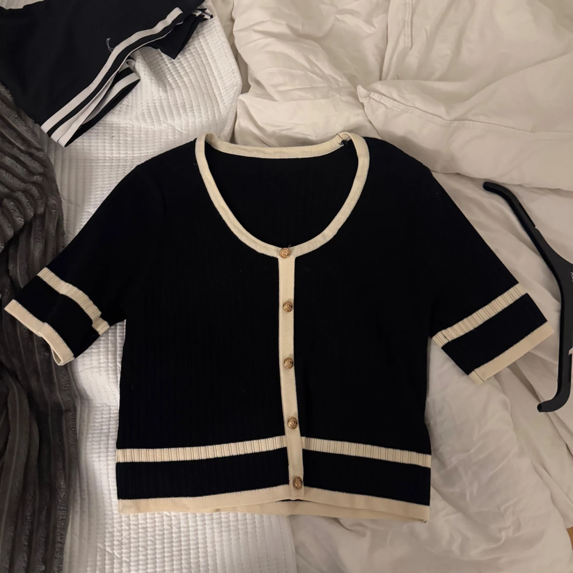 Svart och beige ribbad blus med knappar