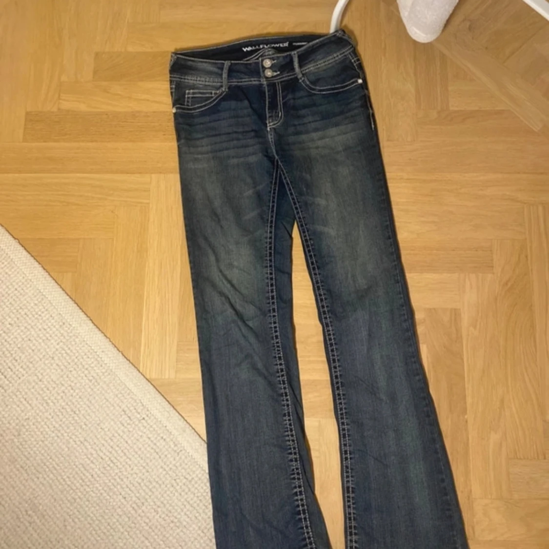 Blå bootcut jeans från Wallflower - 2