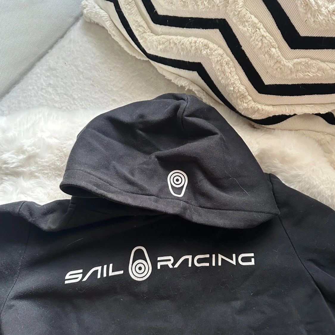 Svart Sail Racing hoodie  - 1