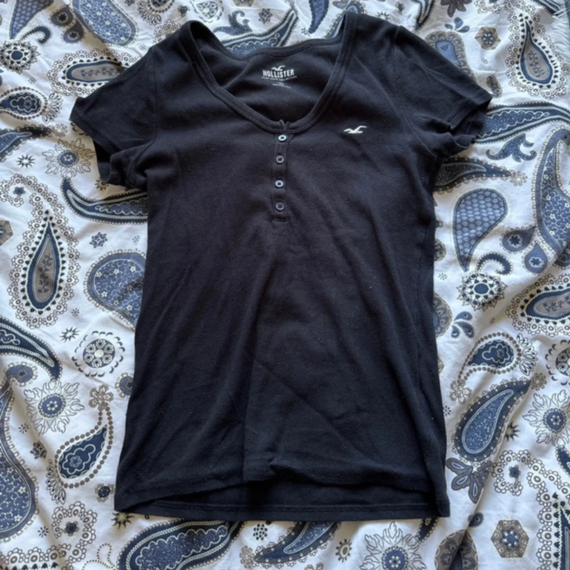 Marinblå t-shirt från Hollister