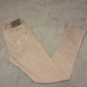 Replay anbass w29 l32 - Replay anbass w29 l32 | gråa/beige | bra skick se bild 5 | 2 till likadana fläckar som bild 5| Hör av er