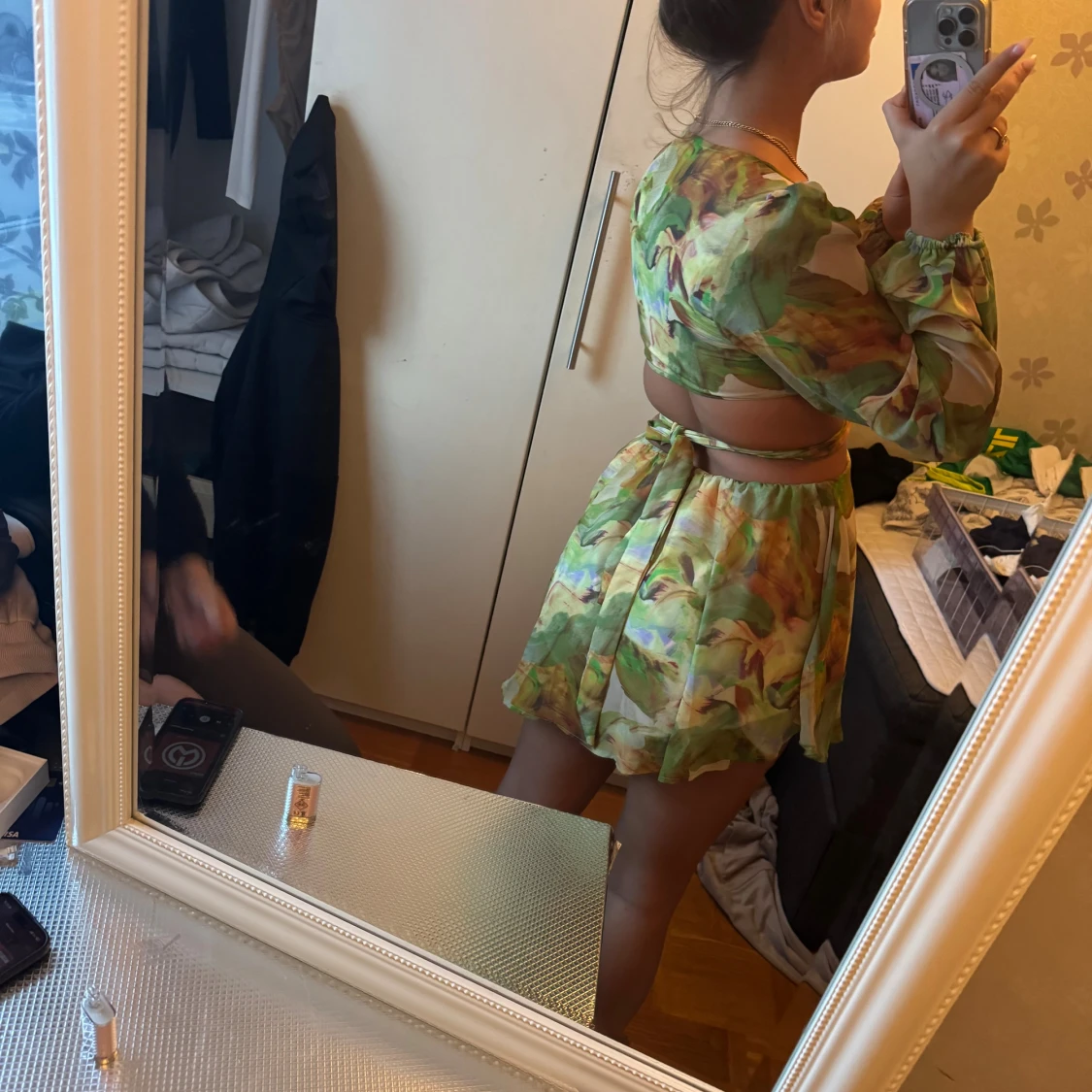 Grön mönstrad omlottklänning med cut out - 3