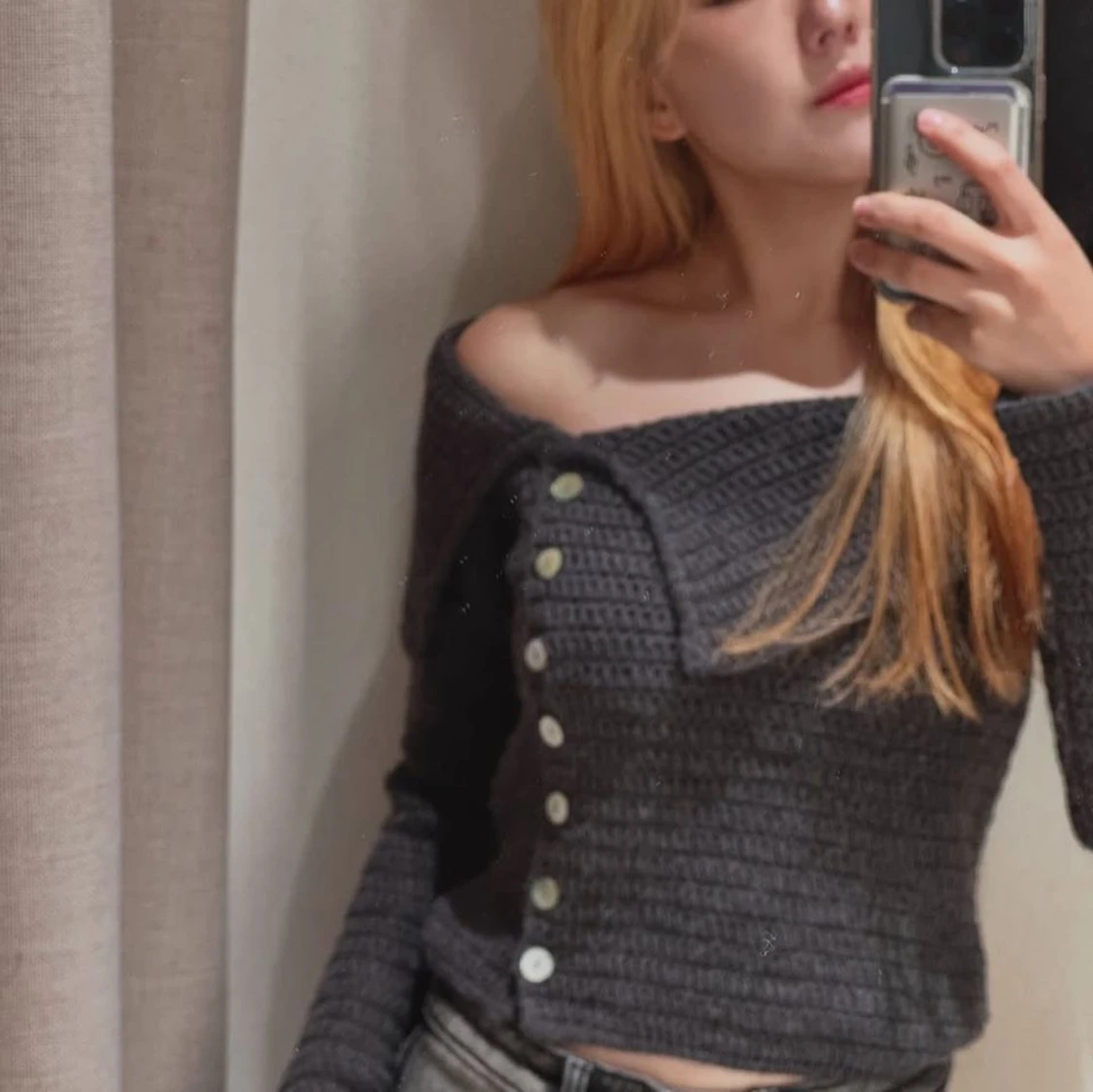 Mörkblå stickad offshoulder tröja Zara
