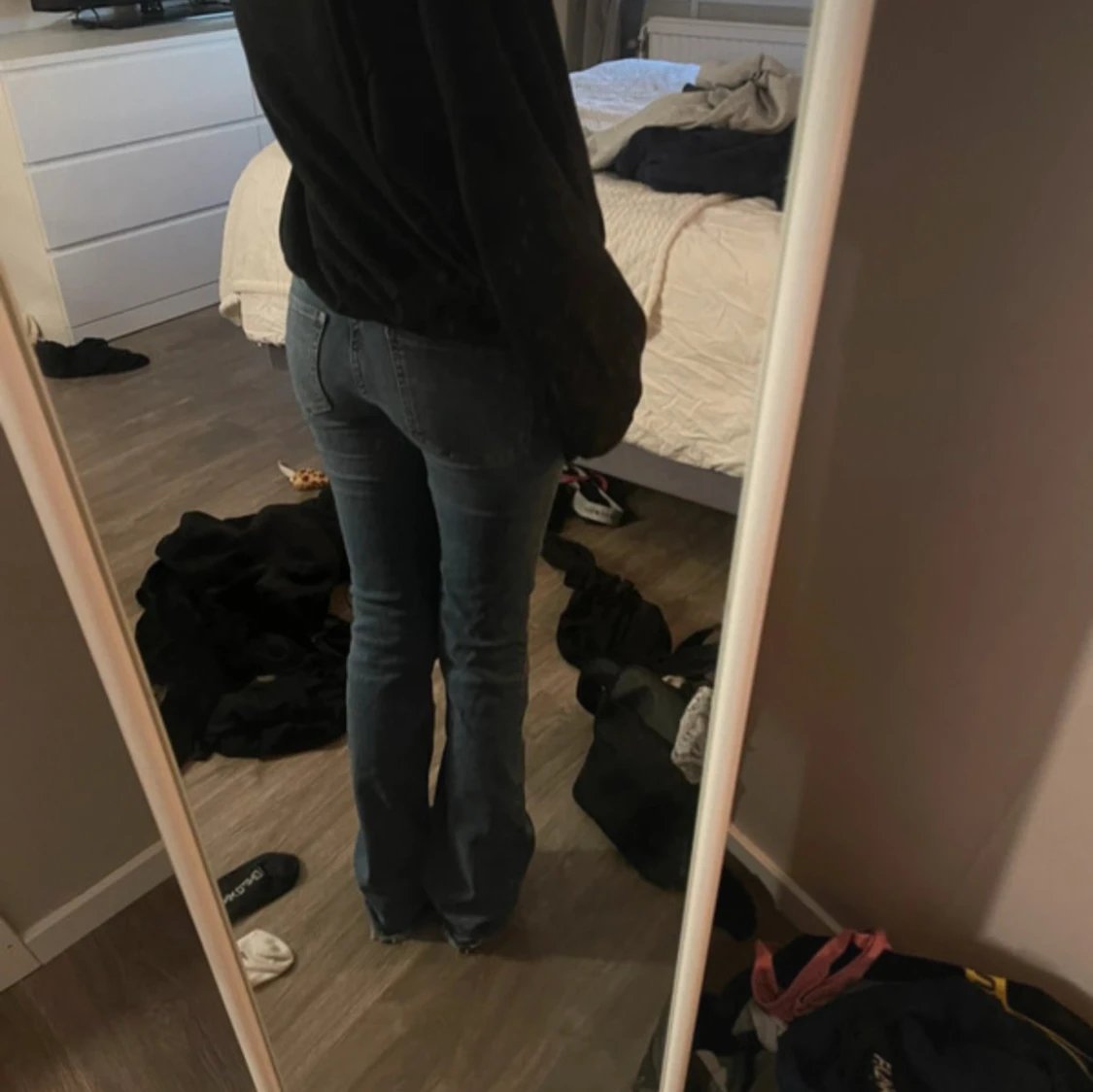 Mörkblå bootcut jeans med fickdetaljer - 1