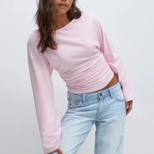 Ljusrosa långärmad topp - Säljer en ljusrosa långärmad topp med rynkade sidor och croppad passform. Den är ifrån gina tricot young i storlek 158/164 men passar mig som har xs. Den är helt ny med prislapp kvar och säljer då den inte kommit till användning. Pris går att diskuteras🩷