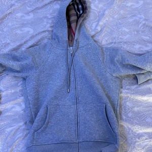 Burberry hoodie  - Säljer nu min burberry hoodie då den inte passade mig, det är en M men är som en XS. Använt ett par gånger den är nyköpt