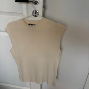 Beige topp från bik bok - Topp från bik bok, aldrig använd  Stl L men passar mig som vanligtvis har stl S