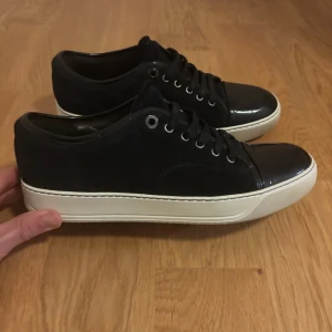 Lanvin cap toe uk6 - Tjena! Säljer nu dessa väldigt populära lanvins skorna. Storlek UK6 vilket motsvarar 40!  Skick 9,5/10 nypris= 5000kr säljs för = 1999kr.  fraktar via PostNord eller Instabox! Skriv vid minsta möjliga fundering!