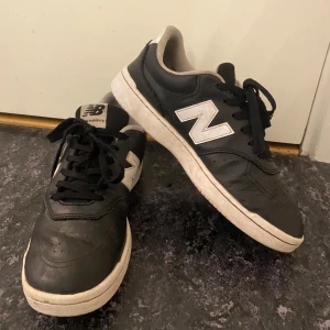 Svarta New Balance sneakers i skinn - Tjena säljer ett par svarta new balance sneakers eftersom att dem inte kommer till användning längre. Det finns några defekter men inga stora. Bara att skriva vid frågor osv.😊
