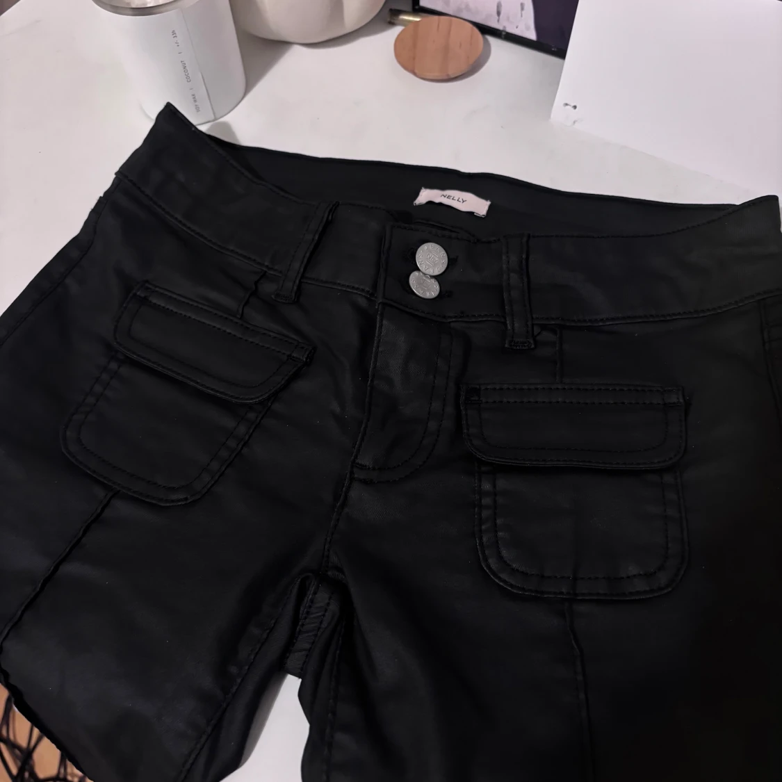 Svarta bootcut byxor från Nelly - 1