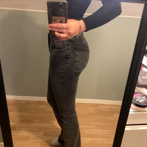 Svarta bootcut jeans från Perfect Jeans - Snygga svarta bootcut jeans från Perfect Jeans i storlek 36. Jeansen har låg midja och klassisk femficksdesign. Materialet är stretchigt denim som sitter tajt över låren och släpper ut vid vaden för en trendig siluett. Använd max 5 gånger då dom e lite stora för mig o åker ner annars e dom super snygg 