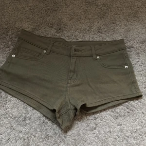 Olivgröna jeansshorts - Snygga olivgröna jeansshorts. Modellen är kort och har en låg midja💕 
