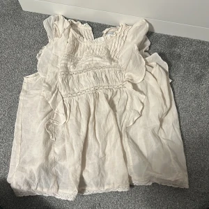 Beige blus - En väldigt fin beige blus. Använd 2-4 gånger max