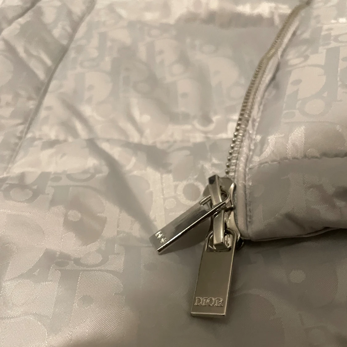 Grå dunväst från Dior med monogram - 2