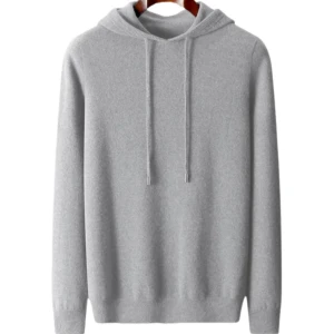 Grå hoodie med huva och snörning - Snygg grå hoodie med klassisk huva och snörning framtill. Tröjan har långärmad design och är tillverkad i mjukt material som känns skönt mot huden. Perfekt för chill dagar och enkel att matcha med jeans eller joggers.