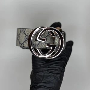 G bälte beige - Helt nya oanvända bälten i olika märken, modeller och färger! Kommer bra packat samt med ett litet verktyg som du enkelt kan göra hål med ifall du skulle behöva det. Vi postar allas ordrar inom 24h för att du ska få ditt paket så fort som möjligt! Använd helst instabox men PostNord funkar också! 