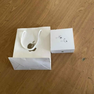 AirPods Pro 1 - Hej, jag säljer min AirPods Pro 1 som funkar utan någon fel alls, den är äkta, jag har köpt den för 6 månader sen, jag har alltid haft skyddskål på. Den funkar utan något konstigtheter. Det finns inga repor eller skador på den .  Skriv DM om mer information 