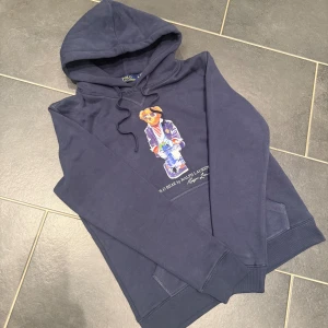 Ralph Lauren hoodie - Säljer en ny Ralph lauren hoodie som bara är testad. Säljer den för att den är för liten. Storlek M. 