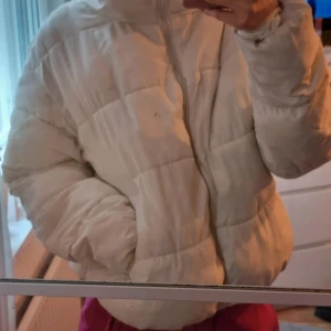Pufferjacka - Säljer denna vita pufferjacka då den inte längre kommer till användning, den har hög krage och fickor. Se defekter på sista bilden🩷