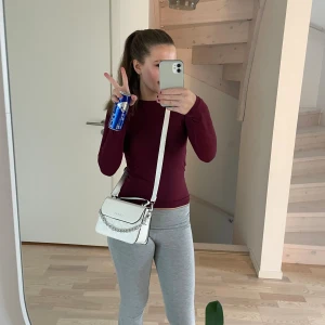 Snygg vit väska! - (Inte riktig GUESS, vet ej varifrån!) Säljer nu denna jättefina väskan! Då den inte kommer till användning längre 💞 använd fåtal gånger!