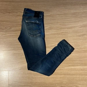 Replay jeans - Replay jeans i storlek 30-32. Modell anbass och i hyperflex tyg. Inga hål eller skavanker