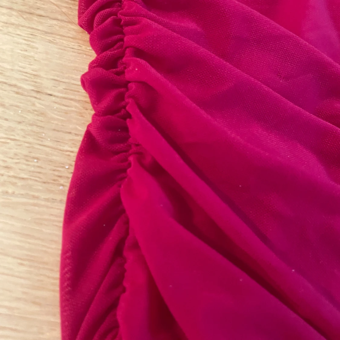 Röd asymmetrisk kortklänning - 2