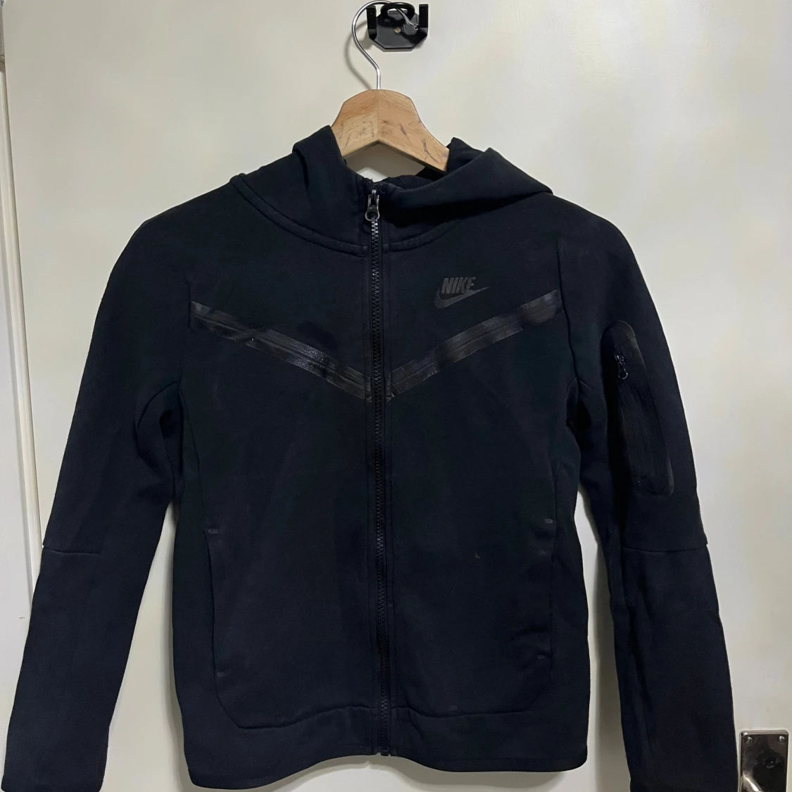 Svart Nike tech för Junior