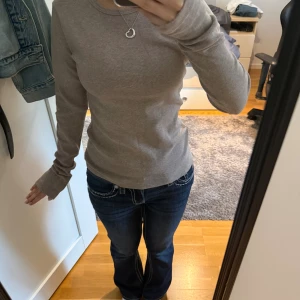 Långärmad Brandy Melville tröja - Beige långärmad tröja från Brandy Melville. Lite tjockare material, 100% bomull. Storlek S men passar även mig som vanligtvis har Xs. Hör av er vid frågor/Prisförslag