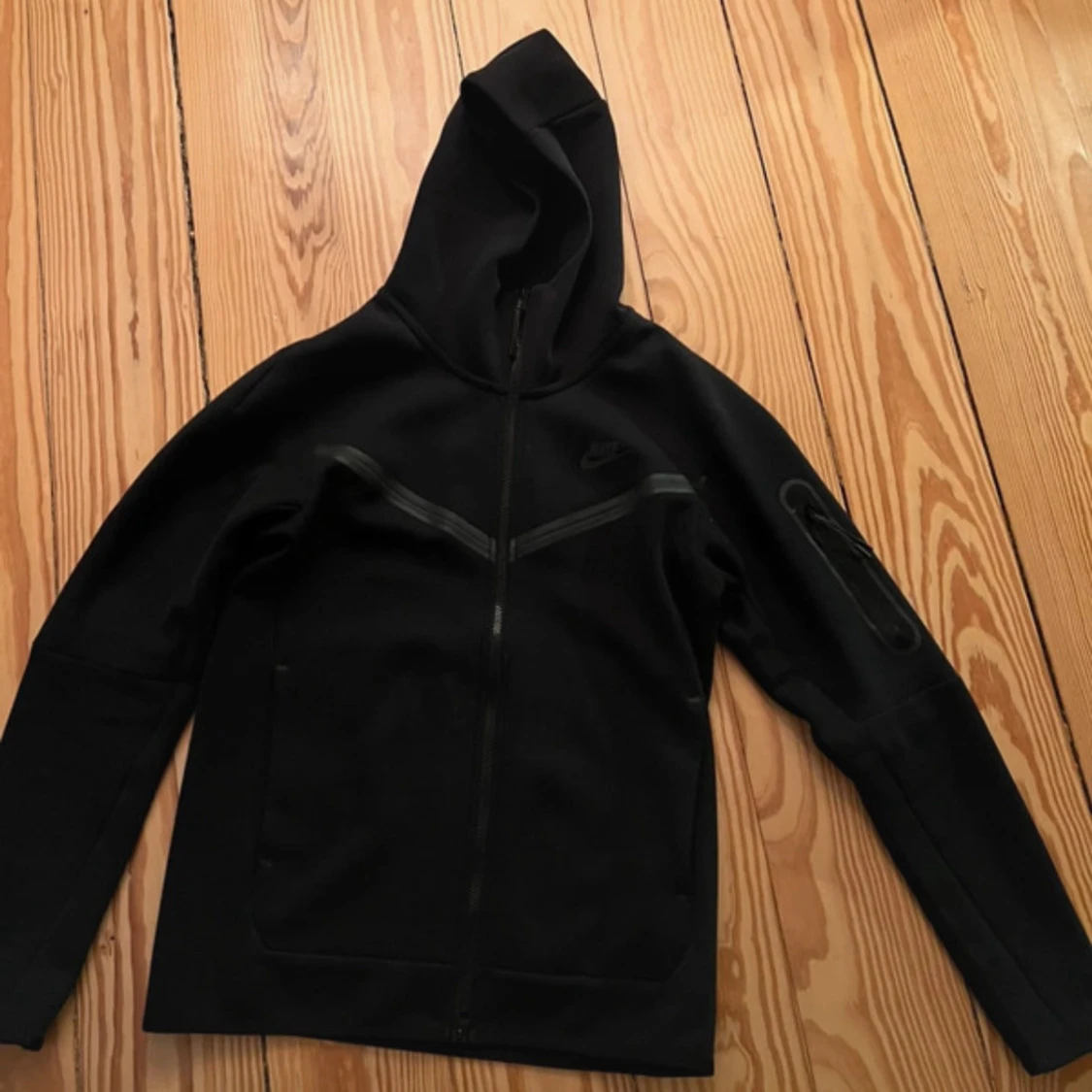 Svart hoodie från Nike med dragkedja - 1