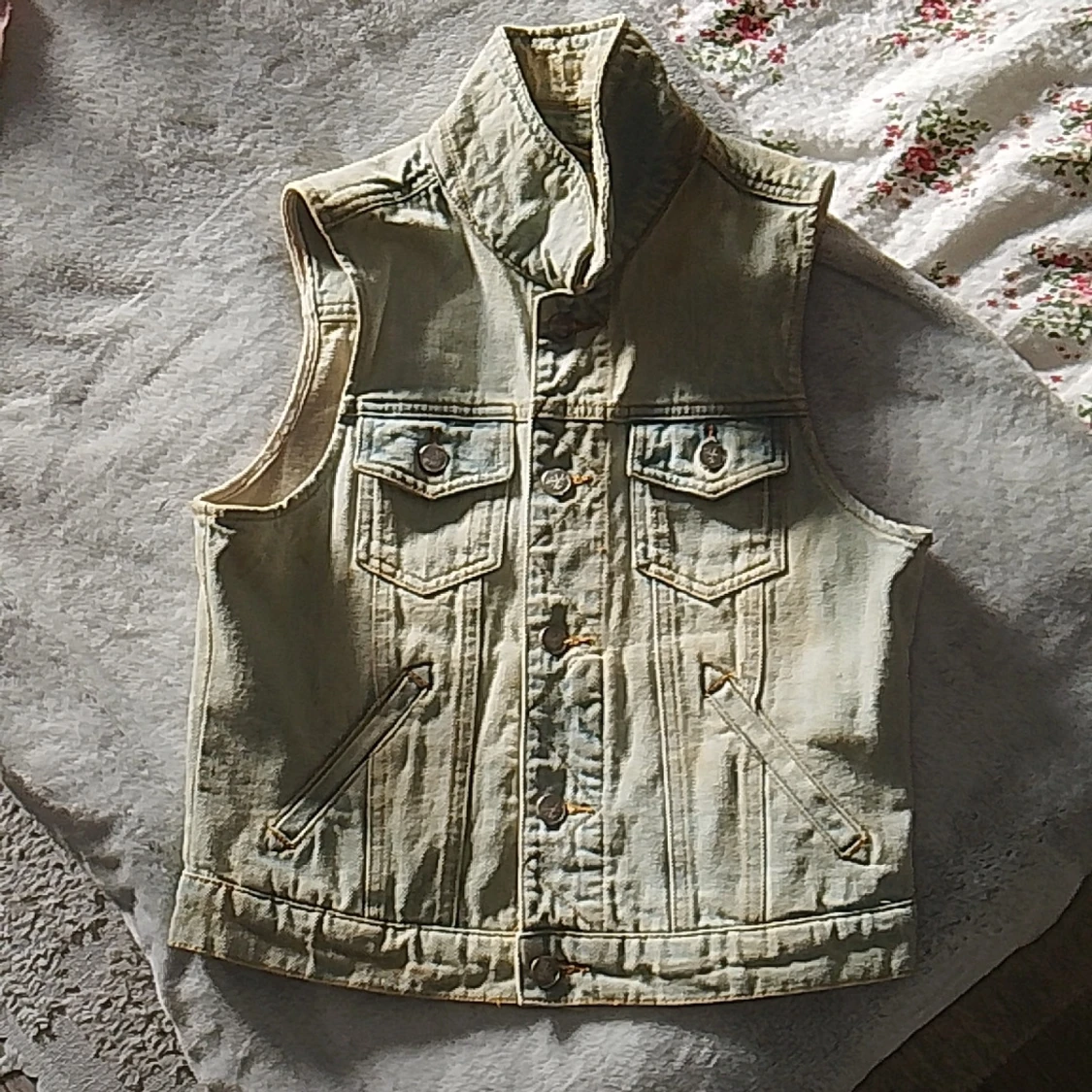 Ljusblå jeansväst från Broken Arrow