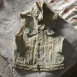 Ljusblå jeansväst från Broken Arrow - Snygg ljusblå jeansväst från Broken Arrow i klassisk modell med krage och knappar framtill. Västen har två bröstfickor samt två fickor vid sidan. Västen har coola detaljer och mönster som ger en avslappnad vibe. Den har justerbara band nedantill💗