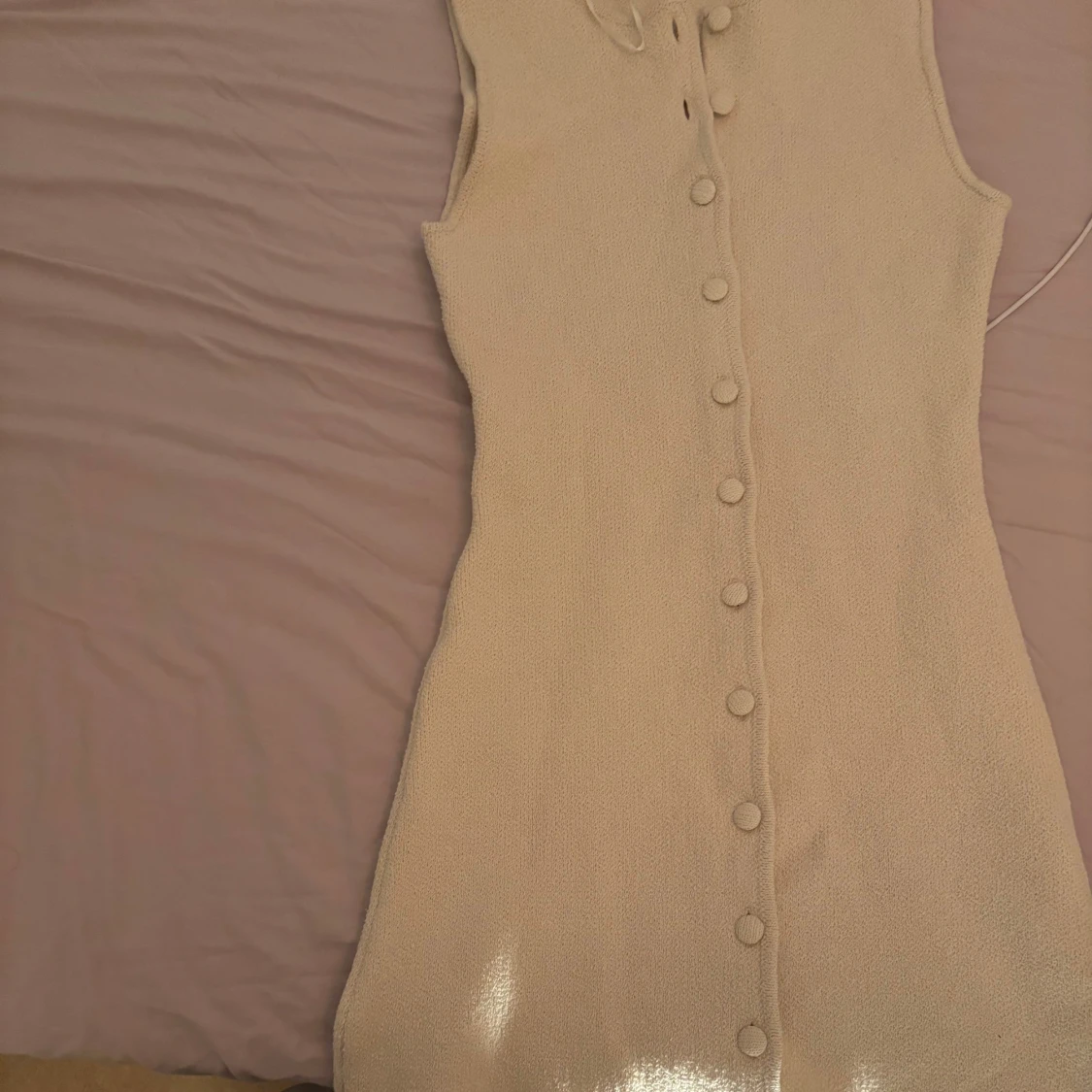 Beige ärmlös klänning med knappar - 1