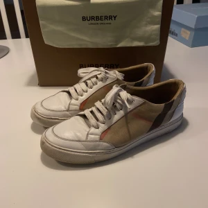 Burberry skor  - Säljer dessa otroligt fina burberry skor. Ens skor hade gummi listen lossnat men har limmat det så nu ser det väldigt bra ut. Och den sitter fast som sten. Storlek 40