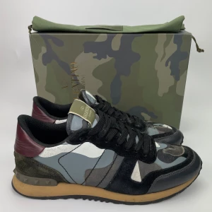 Valentino rockrunners  - Hej! Säljer nu dessa sjukt snygga valentino skor. Skorna är i grymt skick! Har begränsat antal boxar och dustbag. Hör av dig vid frågor. 40 passar 41