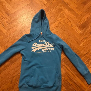 Super dry hoodie  - Blå super dry hoodie köptes men var för liten så säljer den