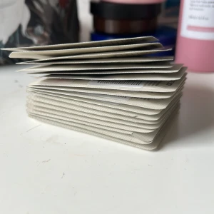 Wonder Bath Lemon Chung Cleanser - Ett gäng små engångsförpackningar med Lemon Chung Cleanser från Byvibes Wonder Bath. Varje förpackning är ljusbeige med guldtext och innehåller 3 ml ansiktsrengöring. Perfekt att ha med på resan eller testa innan du köper full size.