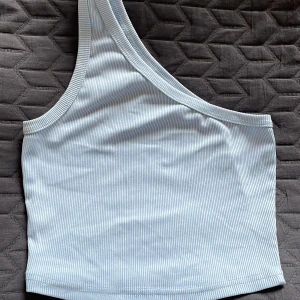 Ljusblå one shoulder ribbad topp - Säljer denna topp då den inte används. Som ny💗