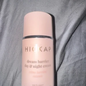 Hickap Dream Barrier Day & Night Cream - Säljer en lyxig dag- och nattkräm från Hickap i en snygg ljusrosa flaska med silvrig detalj. Dream Barrier är 100% vegansk och passar normal, torr och känslig hud. Perfekt för dig som vill ha återfuktad och mjuk hud hela dagen.                                                              🤩Order pris 349