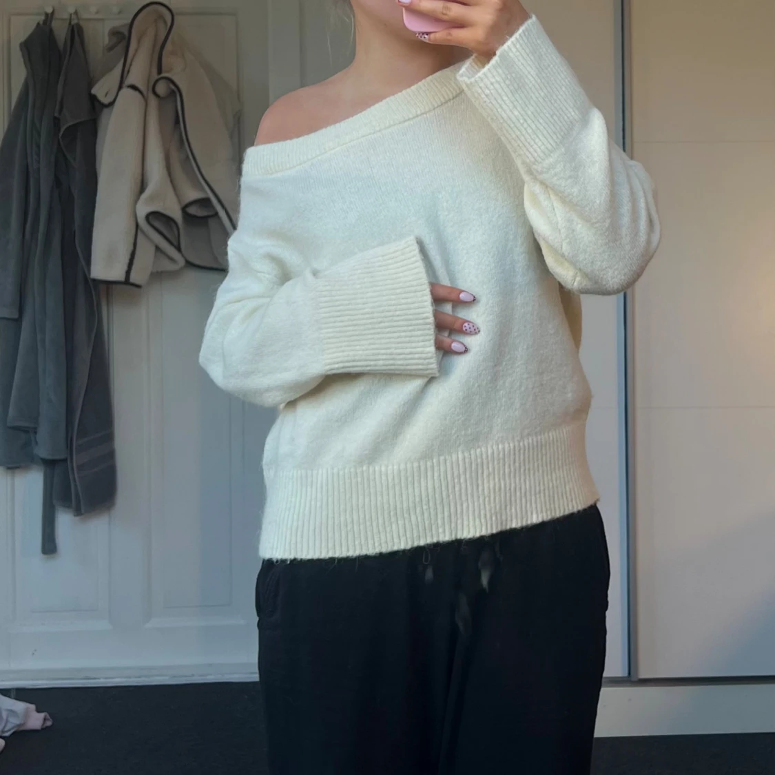 Offshoulder cremevit stickad tröja - 1