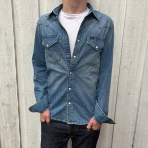 *Unik* Jeansskjorta - Säljer nu denna sjukt snygga jeansskjortan från Lee!🍁🌤️| Hör gärna av dig!✌🏻👑