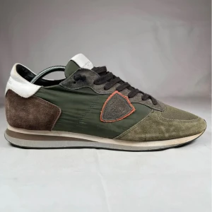 Philippe Model TRPX - Skick 9/10 - sulans skick 8/10 - Dustbagen och Skoboxen ingår inte, men skorna kan skickas med en annan skobox - Feta skor som går att ha året runt - Lågt pris kan diskuteras vid snabb affär - Priset är aldrig hugget i sten - Skriv om du had frågor så svara vi så snabbt vi kan! // By, Olsén, Closet