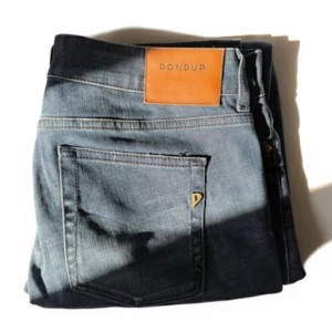 DONDUP GAYNOR - Snygga blå jeans från Dondup, modell Gaynor med skinny fit. Jeansen har klassisk femficksdesign, läderpatch med logga bak och är tillverkade i 100% bomull med ren indigo. Perfekt för dig som gillar smal passform och stilren look.