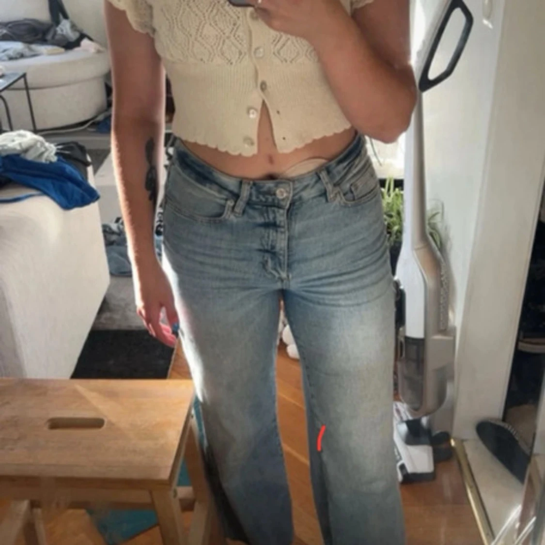 Beige stickad croppad blus med volang - 2