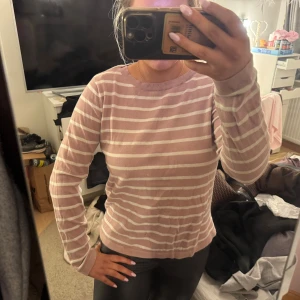 Randig tröja från Vila - Superfin randning tröja med en liten slits på sidan! 