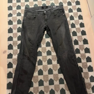 Replay Anbass  jeans, stl 34/32 - Replay Anbass jeans som jag tyvärr inte använder längre på grund av att dom inte passar mig längre 