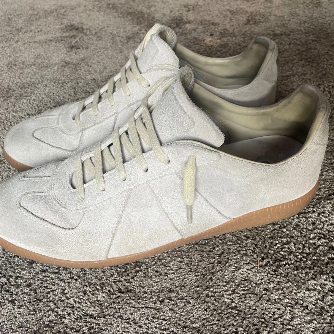 Maison Margiela vita sneakers i mocka - 1