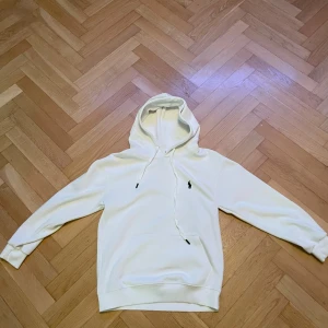 Vit hoodie från Polo Ralph Lauren - Vit hoodie från Polo. Denna är storlek s men passar xs mer skulle jag säga. Bara att höra av sig vid funderingar