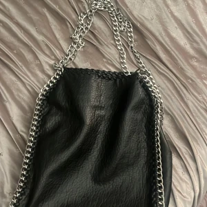 Svart axelväska  - Cool svart axelväska från Tiamo🧘‍♀️🫰🏻