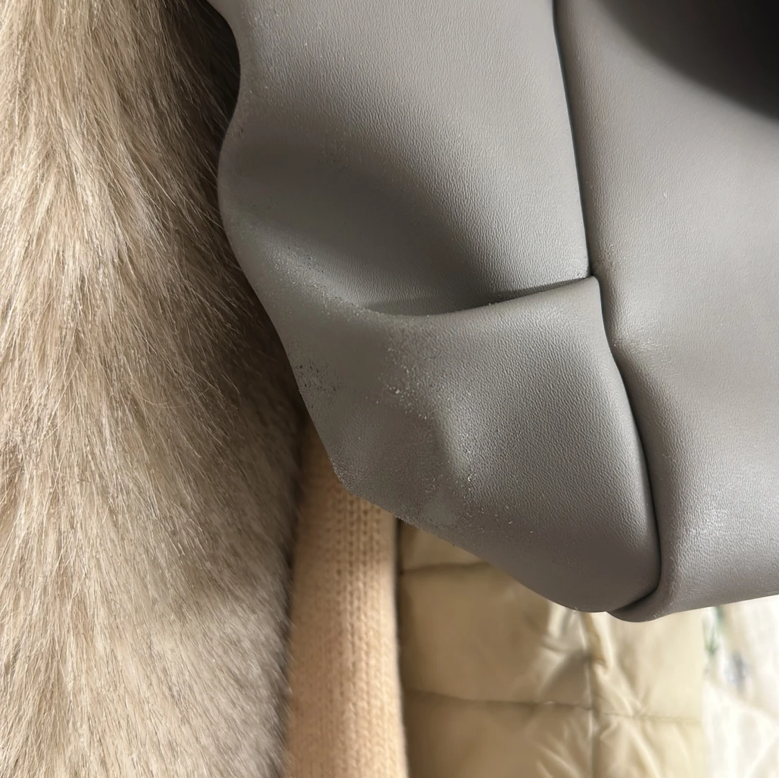 Grå axelväska med guldkedja - 1